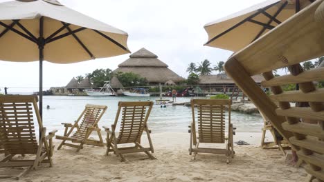 Strandliegen-Und-Sonnenschirm-Am-Meer-In-Xcaret-Cancun