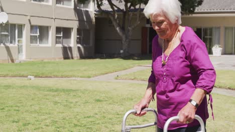 Mujer-Mayor-Caminando-En-El-Parque-De-Una-Casa-De-Retiro