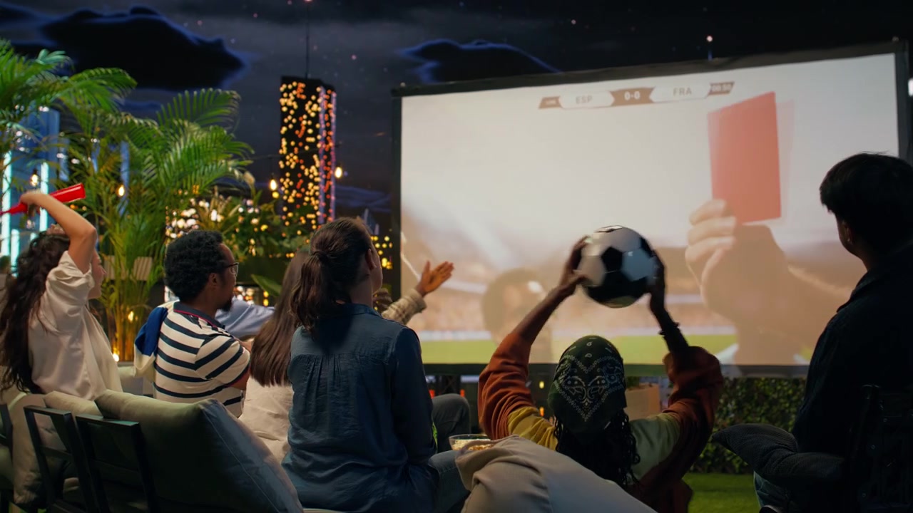 Espectadores irritados questionando a decisão do árbitro durante uma partida de futebol tensa
