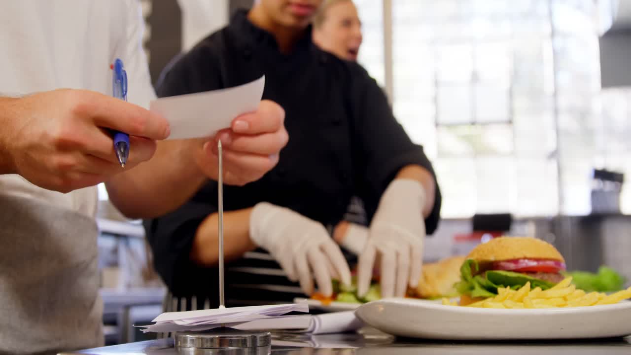 el gerente pone la factura de la orden en el soporte de alfiler 4k