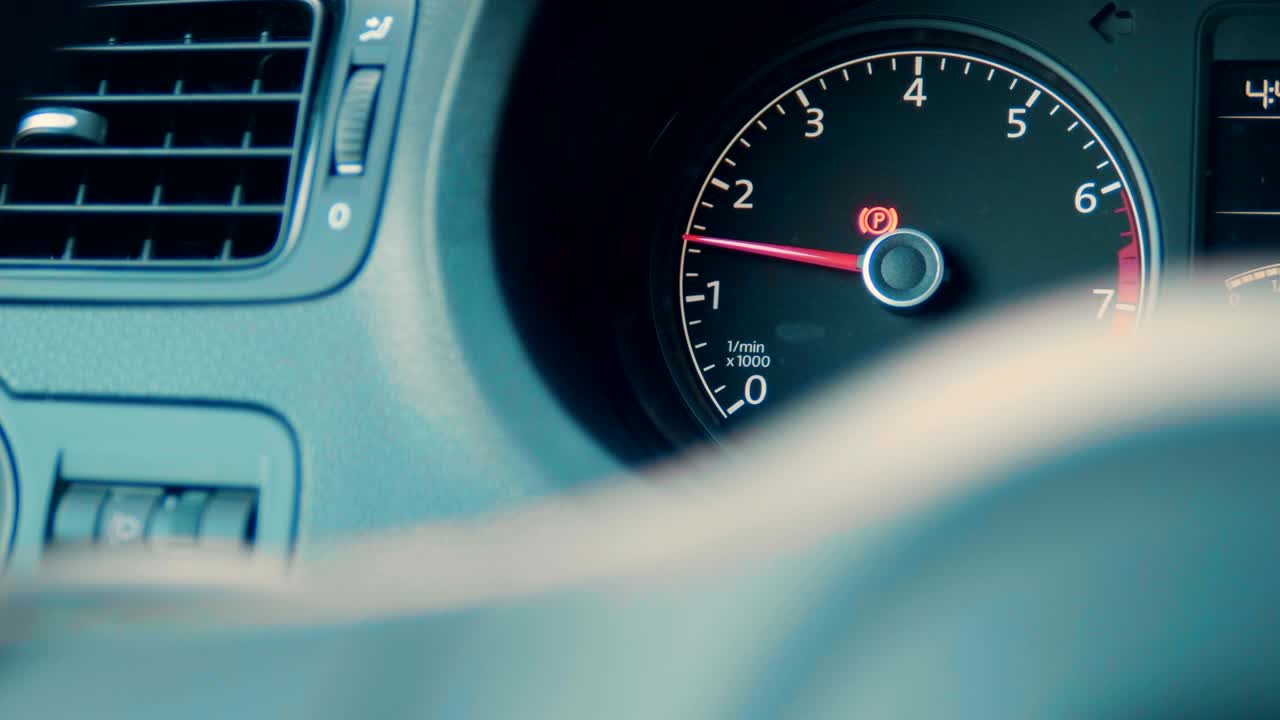 표시 램프와 함께 자동차 내부 대시보드 세부 사항. 자동차 세부 정보. 자동차 계기판. 눈에 보이는 스피도미터와 연료 수준과 함께 대시보드 클로즈업