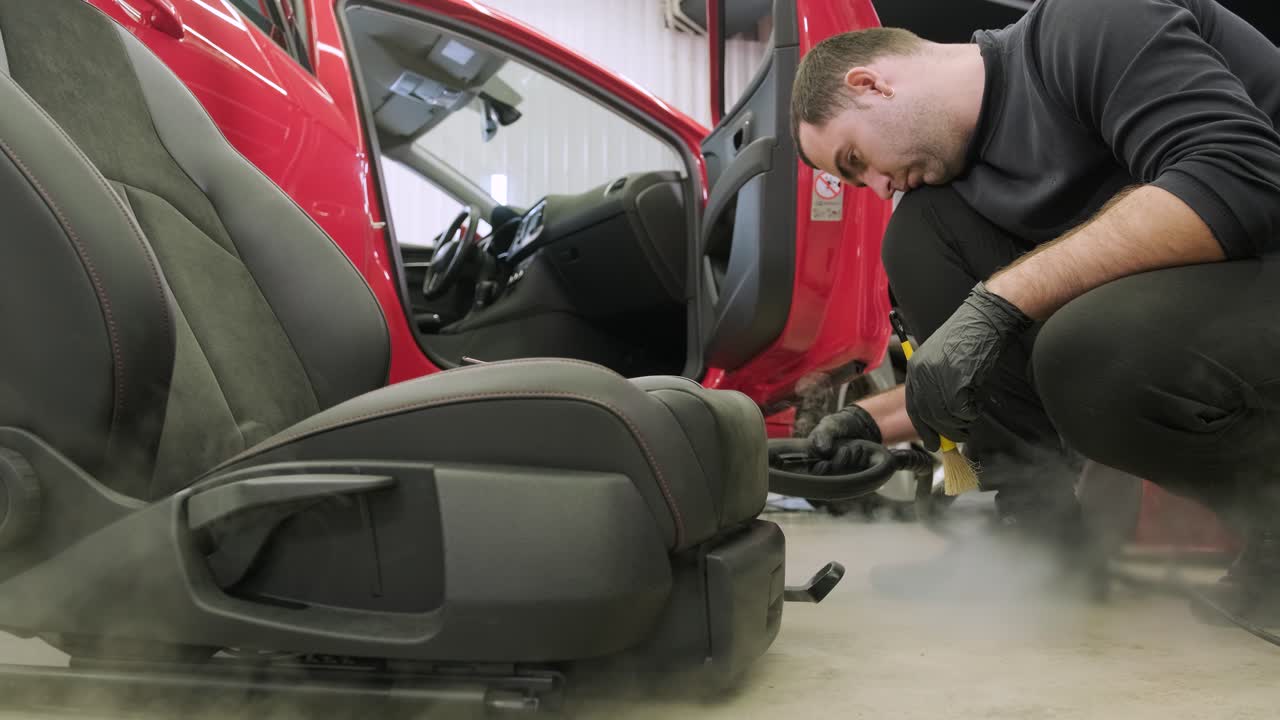 전문적인 자동차 청소. 샤워. 인테리어 세부 사항. 자동차 인테리어를 건조 청소 및 세부 사항; 깊은 좌석 청소; 자동차 세탁에서 거품을 는; 먼지에서 자동차 패널을 청소하는; 진공청소기