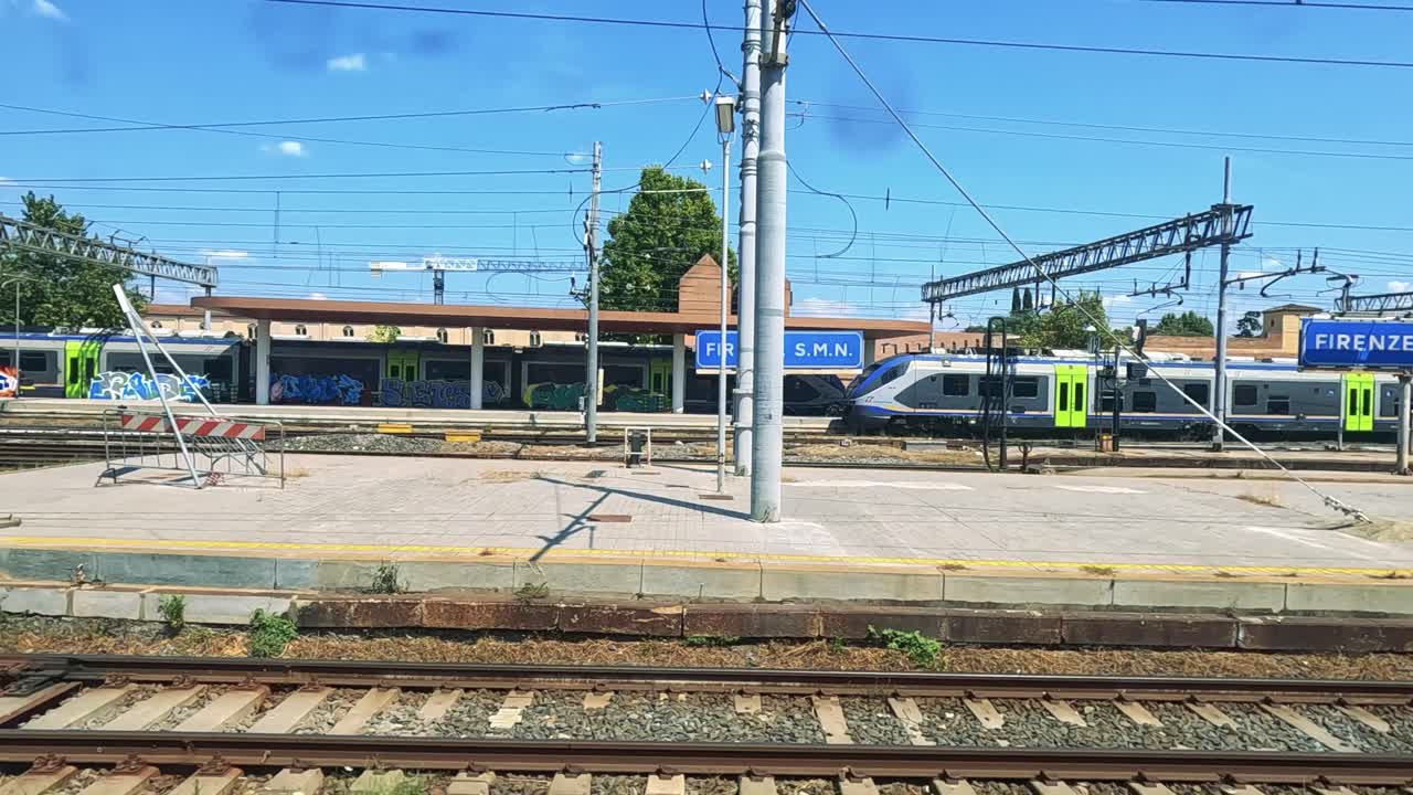 열차는 이탈리아의 피렌체 역을 통과합니다.