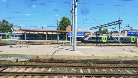 el tren viaja a través de la estación de firenze en italia