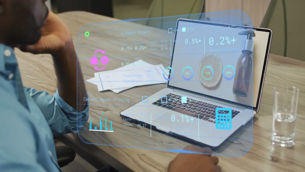 Uomo che muove la mano sul trackpad, attivando grafici AR che si espandono e si ritirano, mostrando metriche di vendita