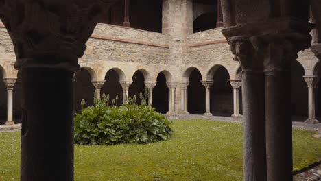 Catedral-Sagrada,-Los-Pilares-Ascienden-Como-Incondicionales-Guardianes-De-La-Fe,-Revelan