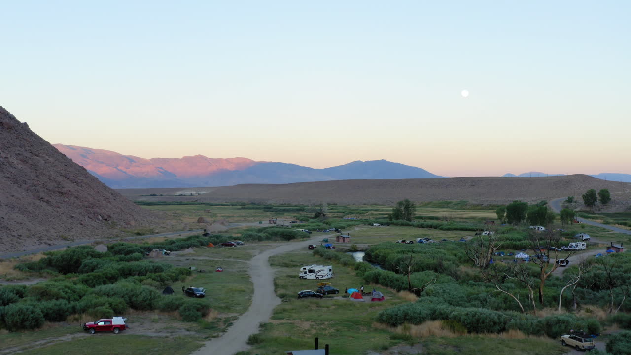 캘리포니아주 비숍의 아름다운 계곡의 완벽한 공중 드론 전망, 주변에 많은 자동차가 주차되어 있습니다.