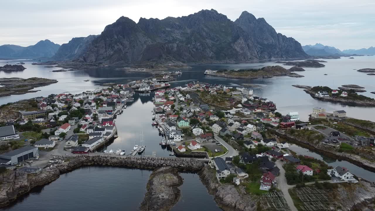 Dronekuvaa ilmasta: Hemmingsværin kylä, Lofootit.