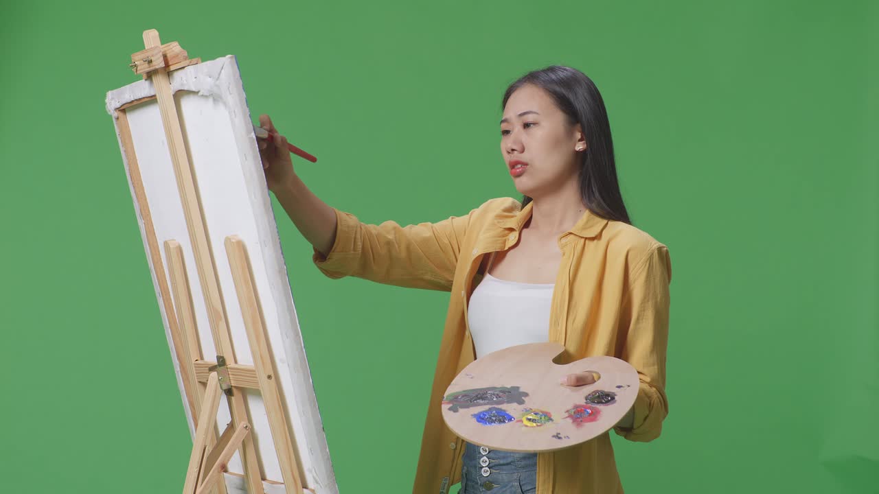 미술 스튜디오 에서 캔버스 에 그림 을 그리는 여자