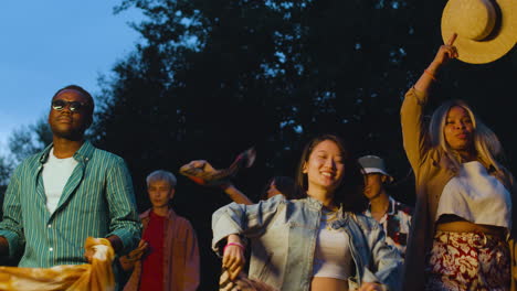 vrienden op een muziekfestival buiten