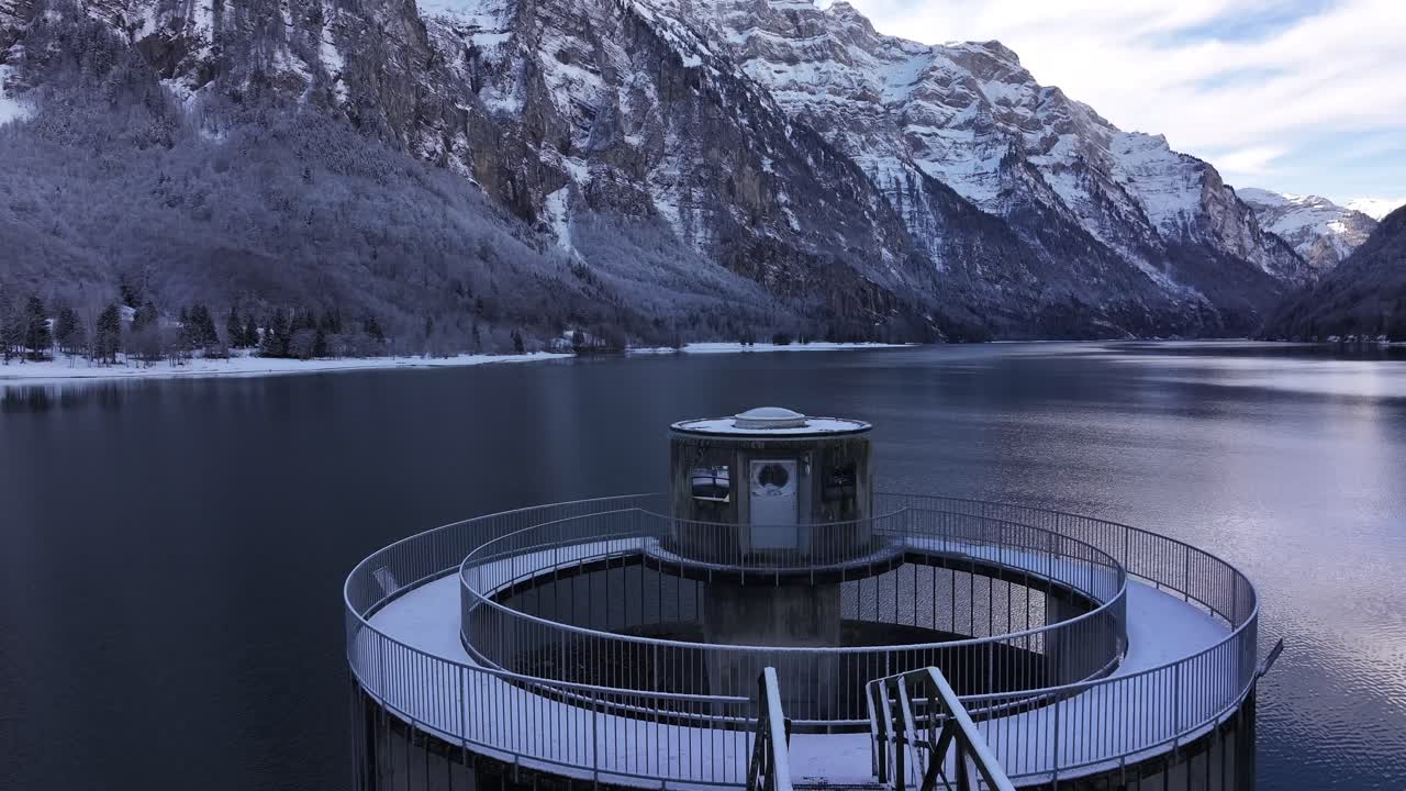 눈이 인 탈라 호수 (klöntal) 는 둥근 구조를 가지고 있으며, 스위스 알프스 산맥에서 겨울에 고립되어 있습니다.