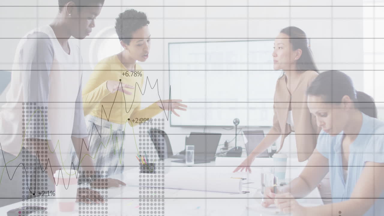 사무실에서 다양한 사업가들에 대한 금융 데이터 처리의 활성화