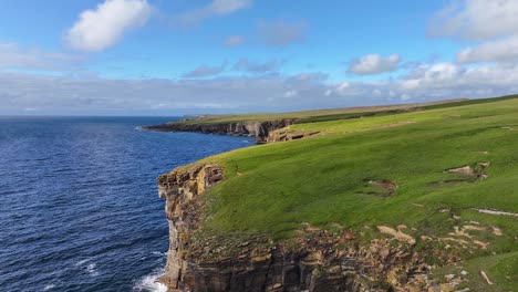 Impresionante-Paisaje-Y-Costa-De-Escocia-En-Un-Día-Soleado,-Vista-Aérea-De-Acantilados-Y-Verdes-Pastos