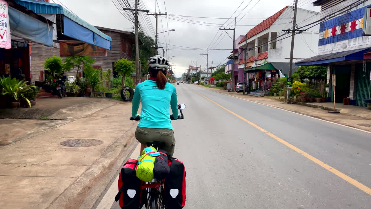 태국 난성 도로에서 자전거를 타는 여성들의 뒷모습