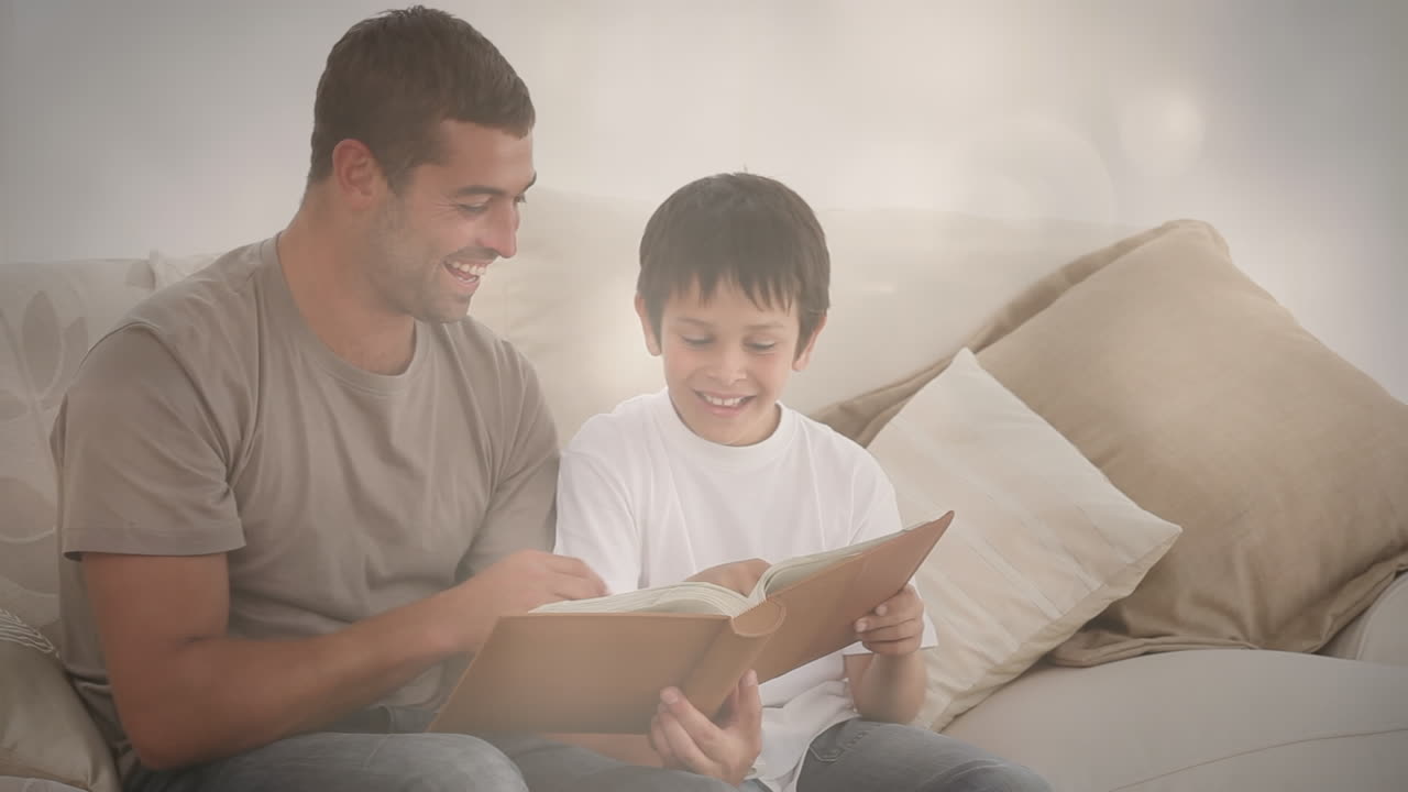 animación de luces sobre padre y hijo caucásicos felices leyendo en el sofá