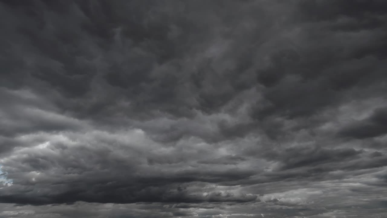 어두운 하늘의 배경, 폭풍우와 함께 극적인 하늘, 비나 눈, 극심한 날씨 전에 시간 경과