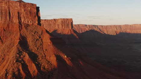 Moab,-Acantilados-De-Utah-Y-Colinas-De-Arenisca-Durante-La-Hora-Dorada,-Retroceso-De-Paralaje-De-Drones-Que-Revela-Capas-Tomadas