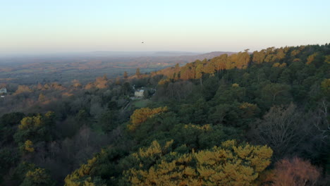 Revealing-arising-shot-of-a-beautiful-countryside-mansion-in-the-Surrey-Hills,-in-the-English-countryside