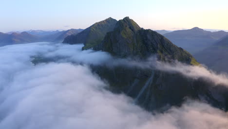 在冰島的太陽升起時,在斯托克內斯附近沿海山脈和懸崖的無人機空中拍攝