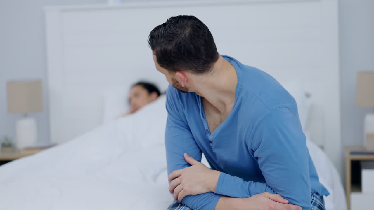 Divorcio, estrés y hombre en la cama con depresión