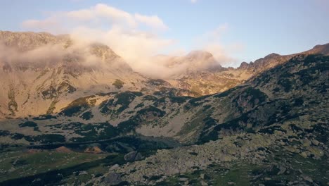 Wide-shot-of-aerial-drone-view-of-Retezat-Mountains,-Romania