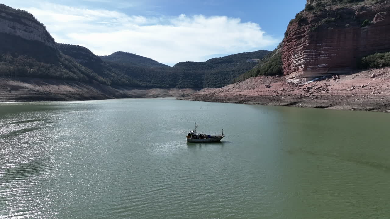 barco de pesca solitario en el lago de españa en la temporada de sequía, vista aérea