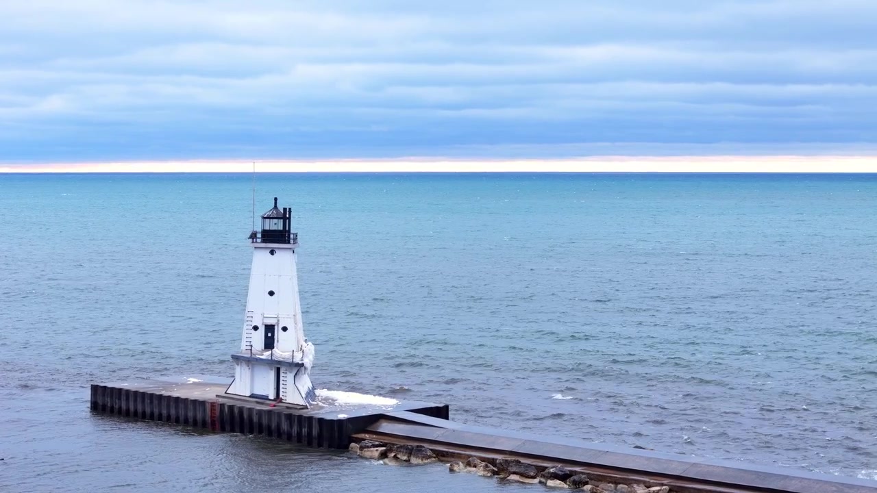 Faro di Ludington North Breakwater che guida la navigazione sul Lago Michigan, USA