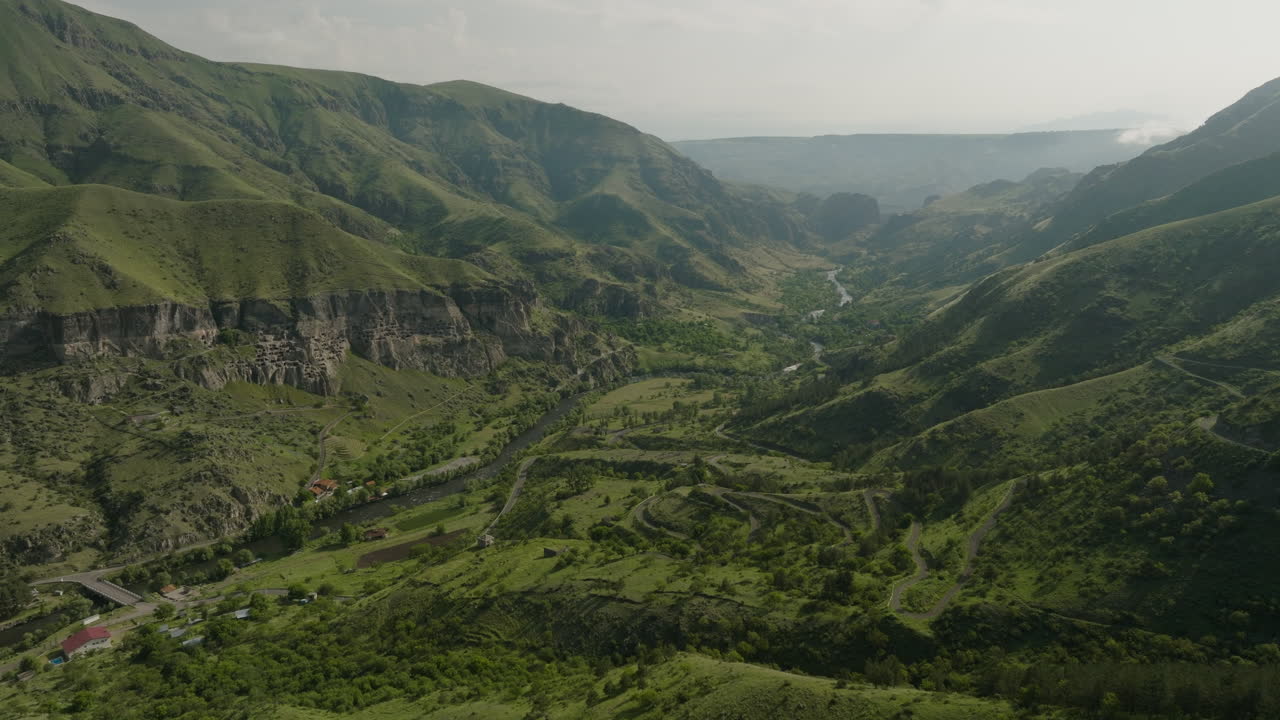 Vista panoramica dei canyon di Mtkvari vicino a Vardzia nel Caucaso meridionale, Samtskhe Javakheti, Georgia.
