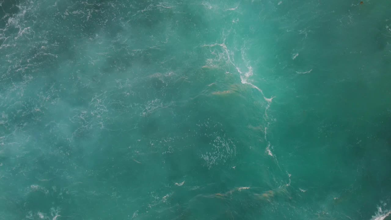 las pacíficas olas azules de la riviera maya