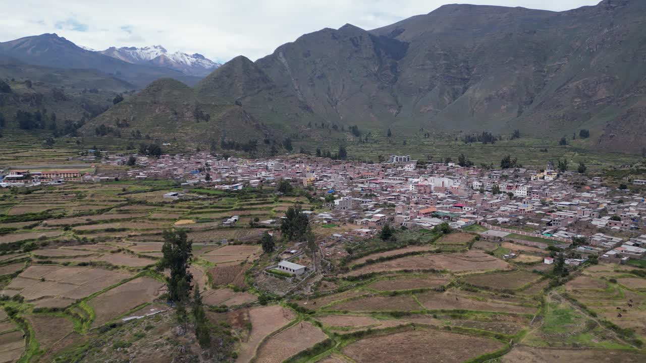 agricultura en terrazas en las laderas de las colinas de cabanaconde, perú en el cañón de colca