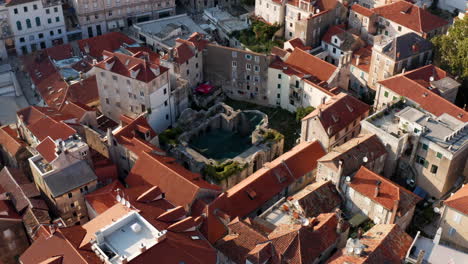 Vista-Aérea-De-Las-Ruinas-Del-Monasterio-De-Santa-María-En-El-Centro-De-La-Ciudad-De-Split,-Croacia