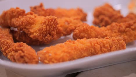 Close-up-shot-of-delicious-chicken-nuggets-over-white-plate