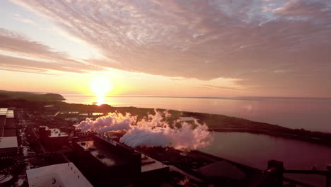 Amanecer-A-Través-De-Nubes-De-Humo-Industrial-En-El-Lago-Superior