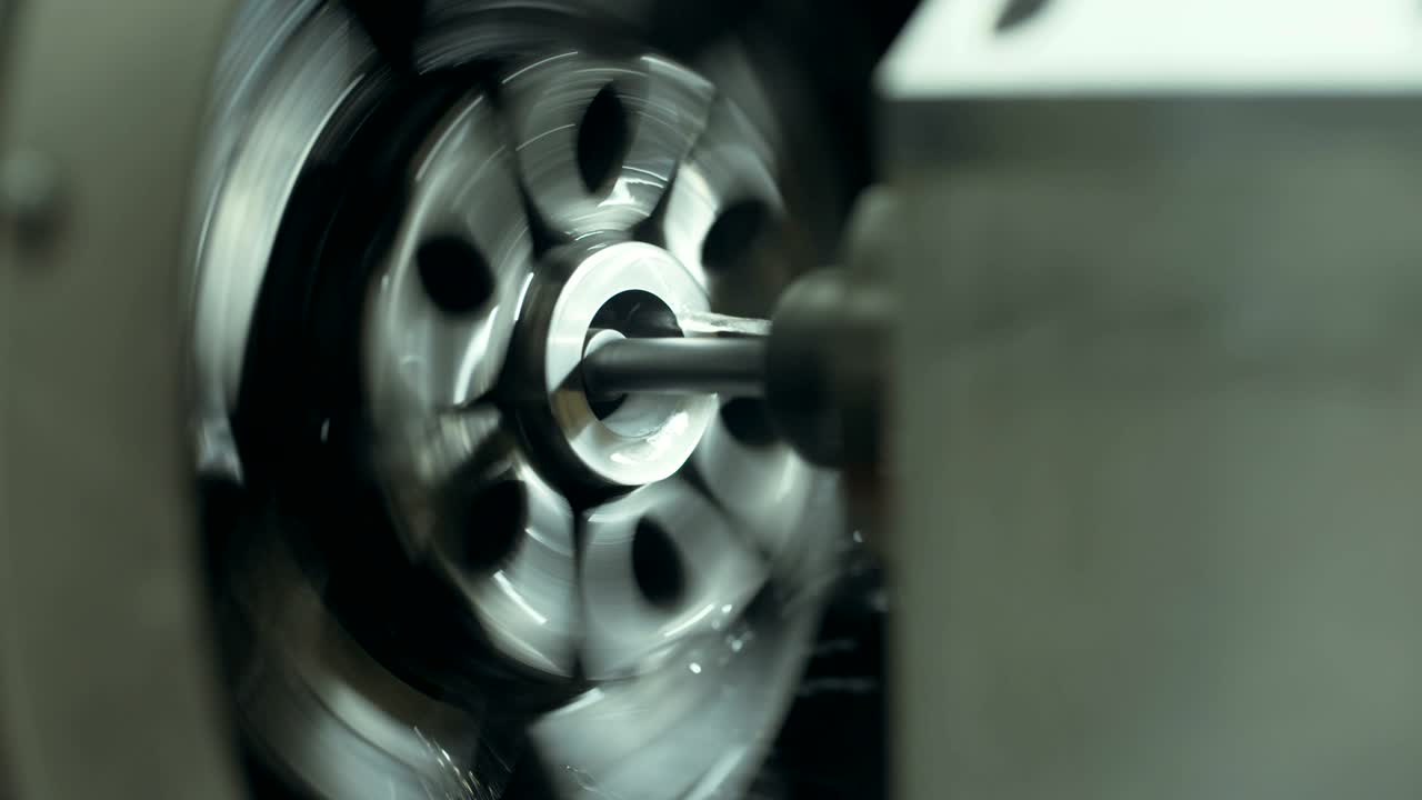 fabricación de piezas metálicas de precisión mediante un torno