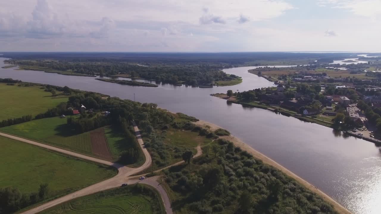 Il ramo Rusne del fiume Nemunas si divide in Skirvyte e Atmata. Ascensore aereo