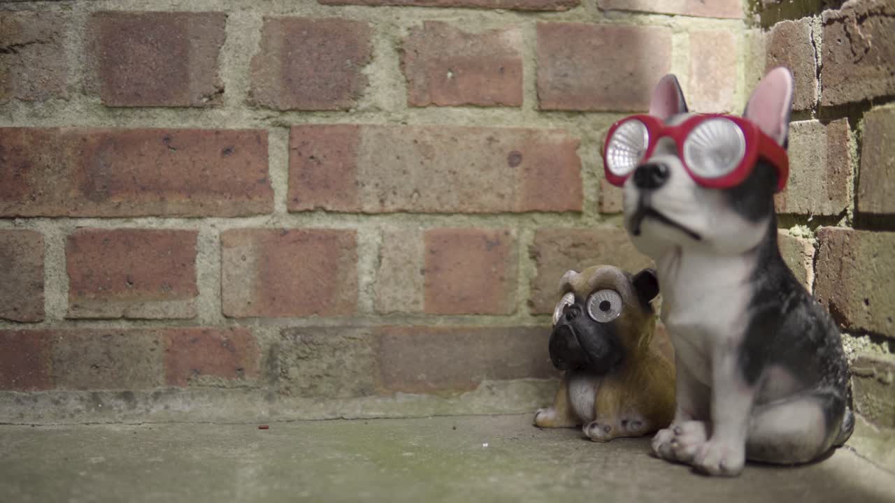 정문 옆에 가짜 개 두 마리