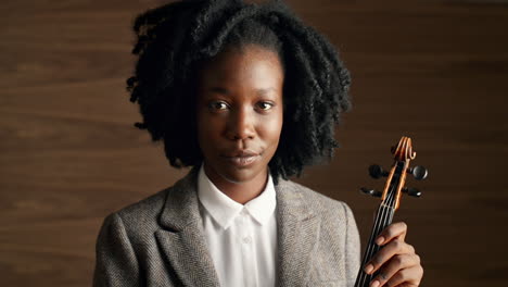 Portrait-of-classical-musician-holding-violin-African-American-woman