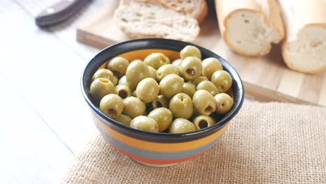 cuenco de aceitunas verdes con pan