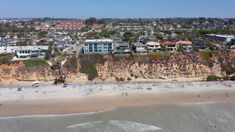 Toma-Aérea-De-Casas-Frente-Al-Mar-En-La-Costa-Oeste-De-América,-Encinitas