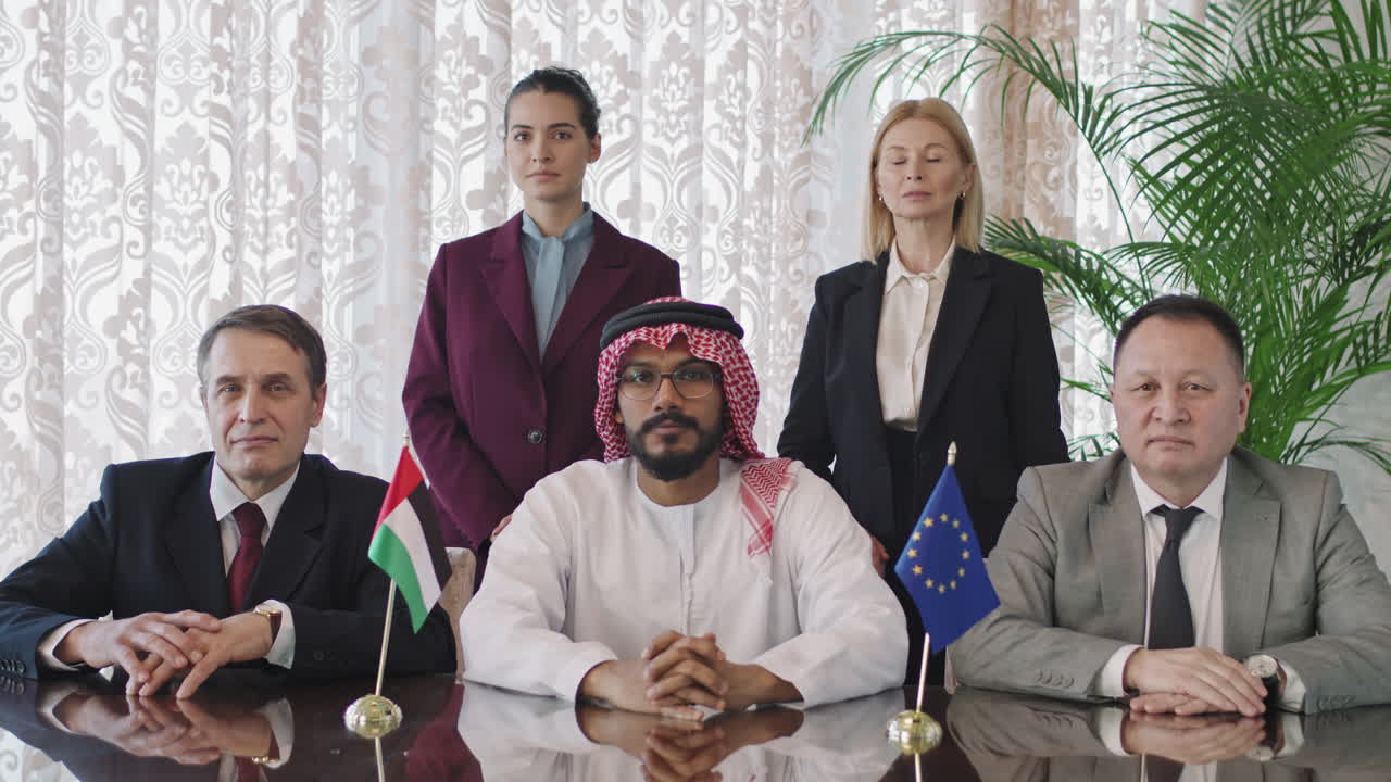 다민족 외교관과 협상 테이블에 있는 그들의 보좌관