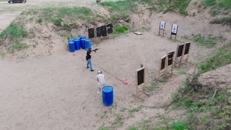 disparo estático de alto ángulo sobre el campo de tiro, equipo de tirador y camarógrafo