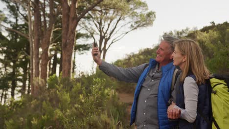 Pareja-Senior-Activa-Tomando-Selfie-En-El-Bosque