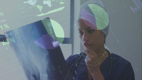 animación de la interfaz infográfica, mujer caucásica pensativa analizando las radiografías de un paciente