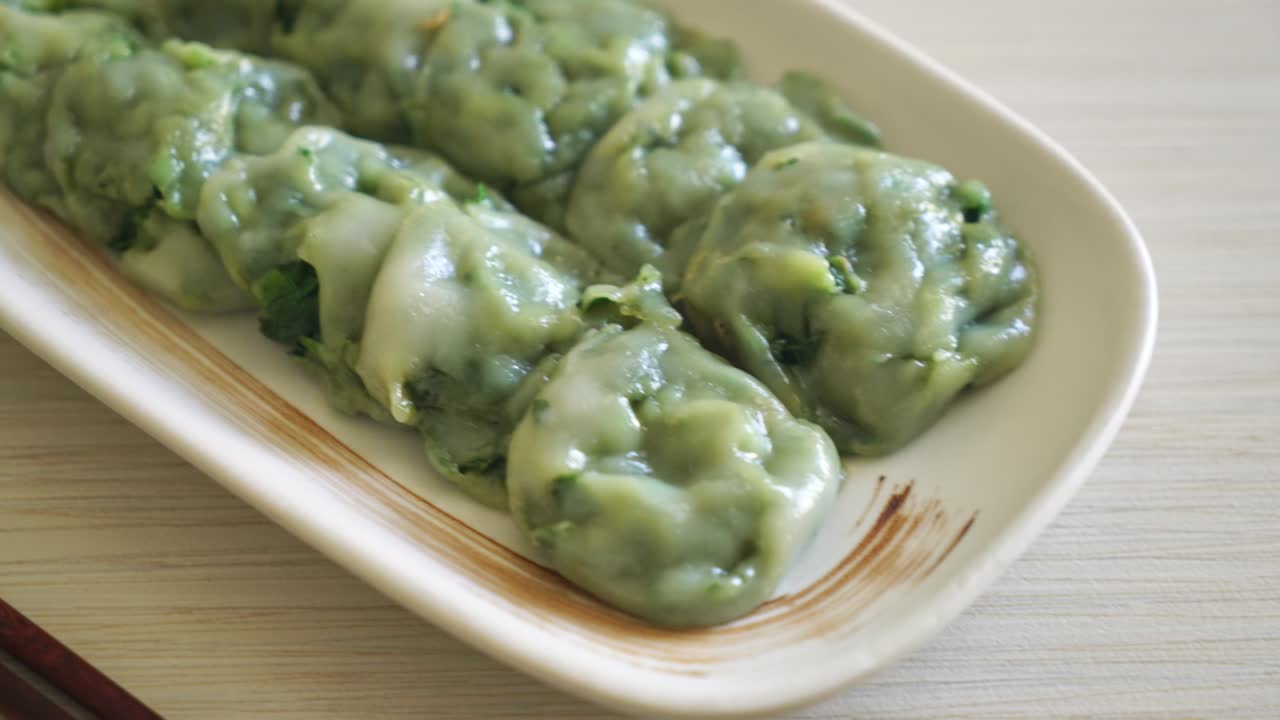 소스를 곁들인 찐 골파 만두 - 아시아 음식 스타일