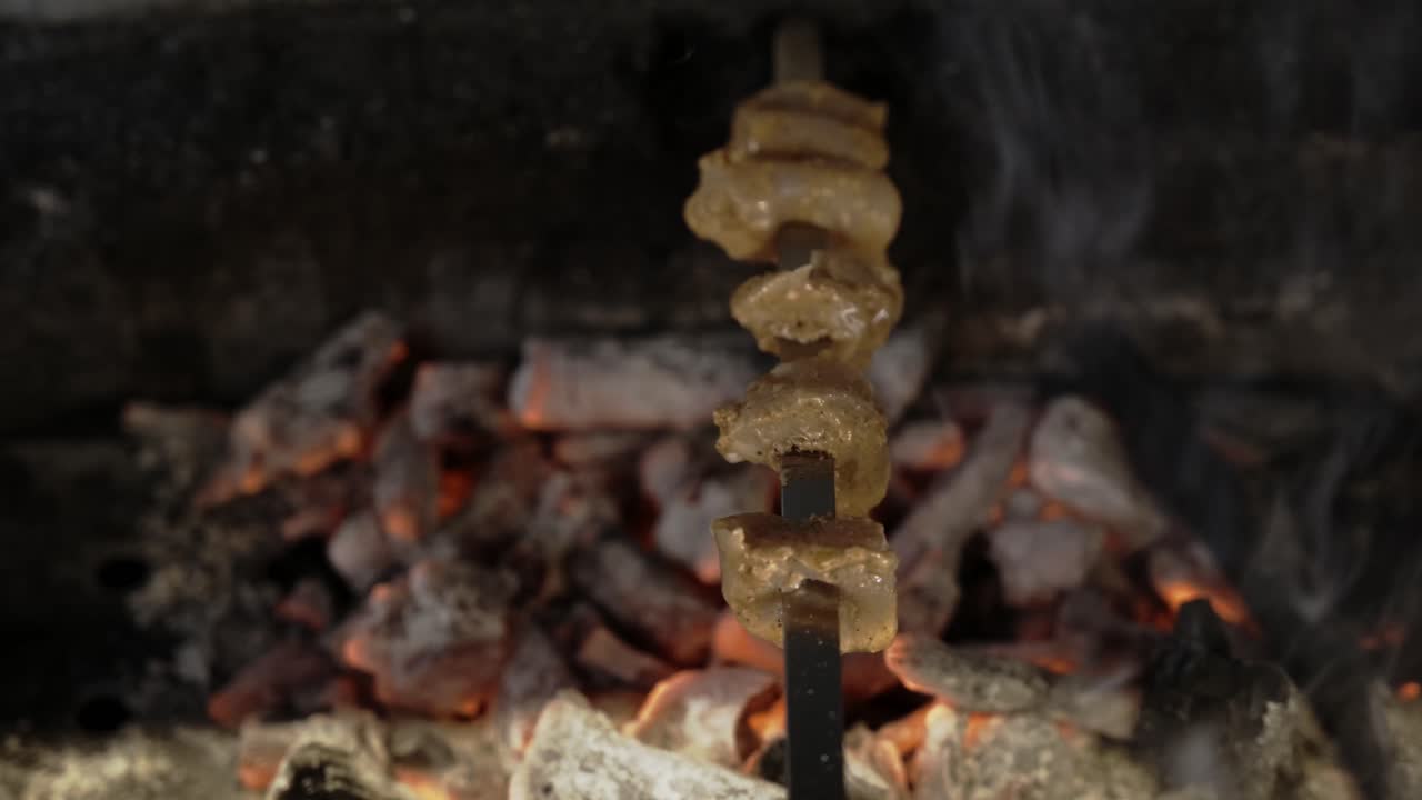 Frango Cru no Espeto Grelhado no Carvão com Fumaça