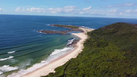 Drohne-Szenische-Schwenkansicht-Der-Pazifischen-Ozeanstrandküste-Mit-Buschland-Und-Sandstrand-Moonee-Bay-Catherine-Hill-Bay-Swansea-Nsw-Australien-3840x2160-4k