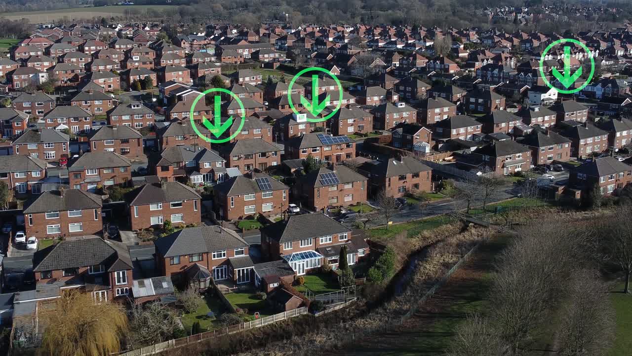 여러 개의 녹색 화살표 기호가 동네 집 옥상 조감도 위에 깜박입니다.