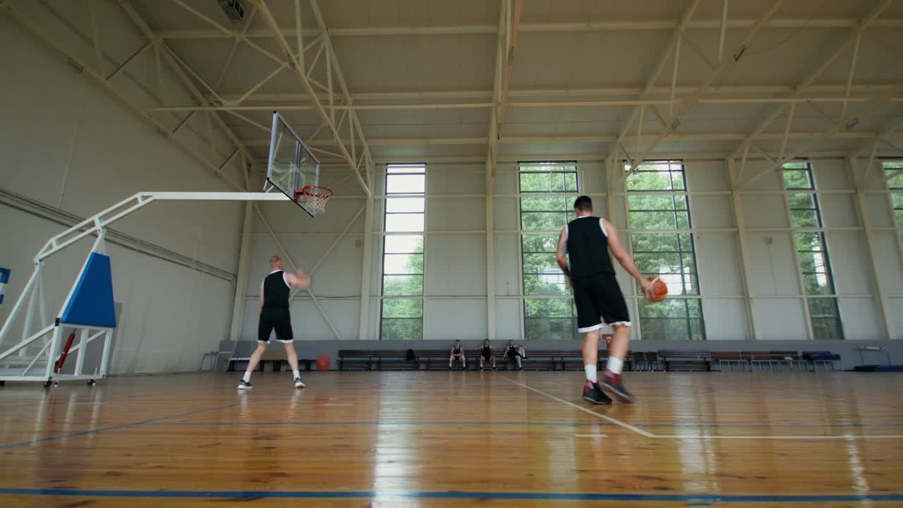 Pertandingan Basket di Lapangan Dalam Ruangan