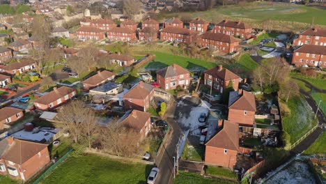 La-Vista-Invernal-Desde-Un-Dron-Captura-El-Típico-Desarrollo-De-Viviendas-Propiedad-Del-Consejo-Urbano-Del-Reino-Unido-En-Dewsbury-Moore-Council-Estate,-Con-Casas-Adosadas-De-Ladrillo-Rojo-Y-El-Yorkshire-Industrial.