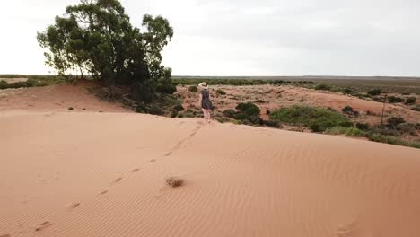 Al-Aire-Libre-Naturaleza-Dron-Aéreo-Parralax-Mujer-Para-Caminar-Arena-Colinas-Desierto-Interior